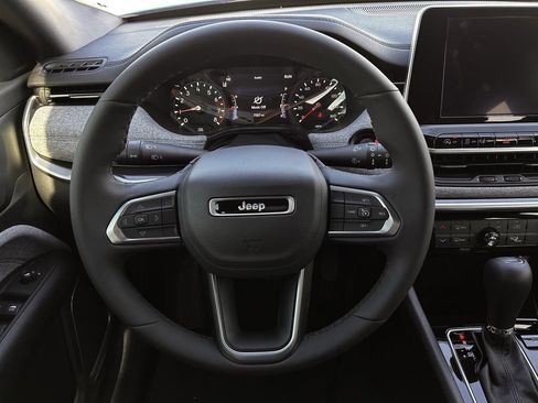 Used 2025 Jeep Compass Latitude image 17