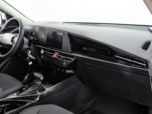 Used 2024 Kia Niro LX image 10