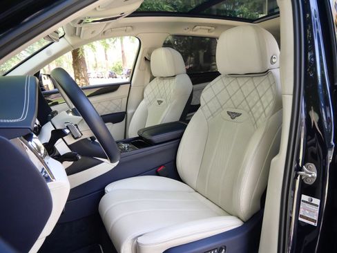 Used 2022 Bentley Bentayga AWD/4WD image 22