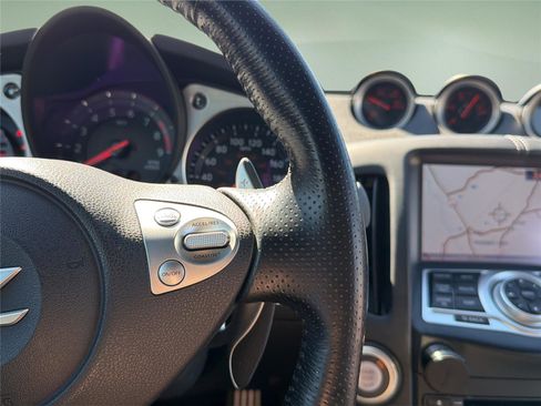 Used 2018 Nissan 370Z Touring RWD image 17