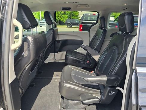 Used 2023 Chrysler Pacifica Touring-L FWD image 12