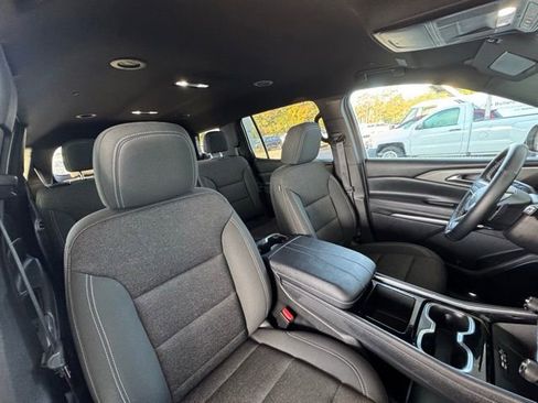 Used 2025 Chevrolet Traverse LT image 18