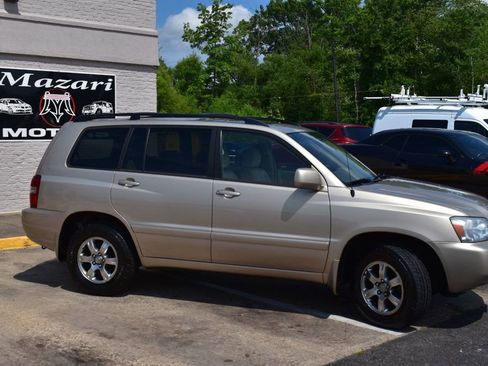 Used 2005 Toyota Highlander 4WD V6 w/ 3rd Row image 4