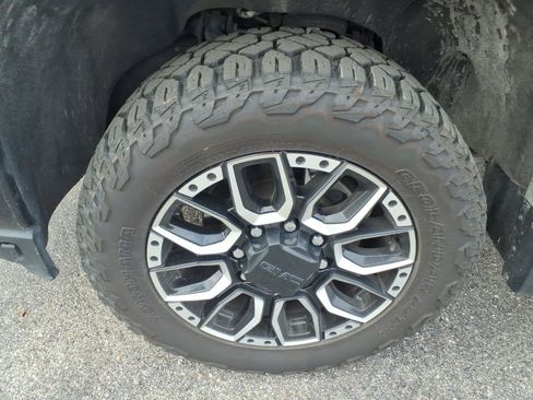 Used 2023 GMC Sierra 2500 AT4 w/ AT4 Preferred Package AWD/4WD image 9