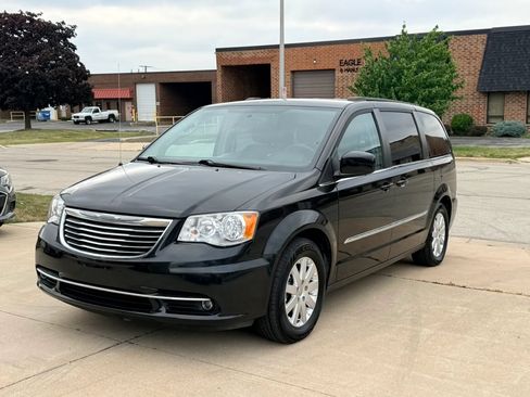 Used 2016 Chrysler Town & Country Touring FWD image 1
