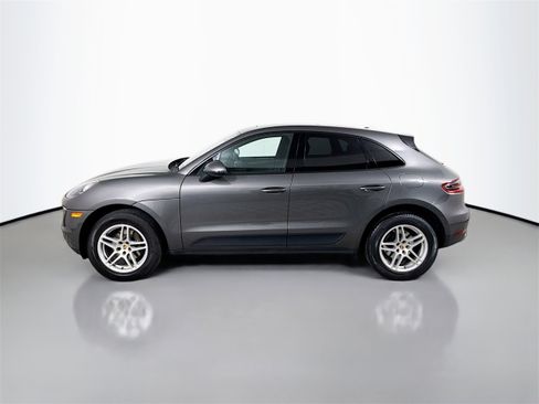 Certified 2018 Porsche Macan image 2