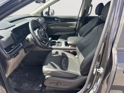 Used 2026 Kia Carnival FWD image 8