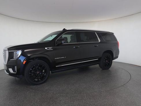 Used 2022 GMC Yukon XL Denali image 3