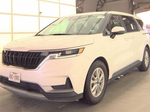 Used 2024 Kia Carnival LX image 3