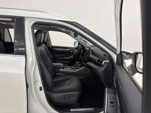 Used 2021 Toyota Highlander Limited FWD image 28