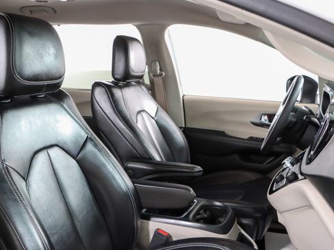 Used 2023 Chrysler Pacifica Touring-L FWD image 27