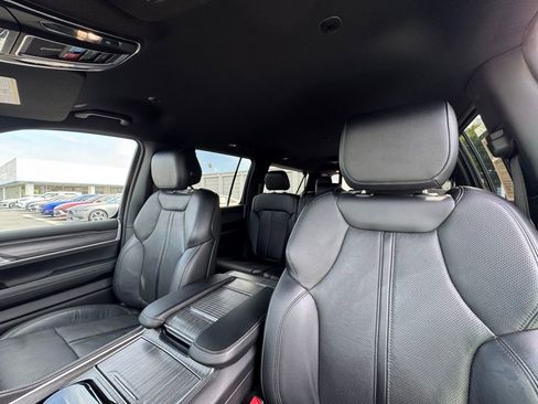 Used 2024 Jeep Wagoneer L Series II RWD image 19
