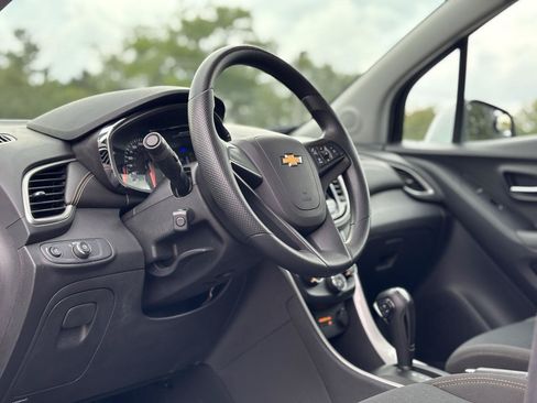 Used 2018 Chevrolet Trax LS AWD/4WD image 17