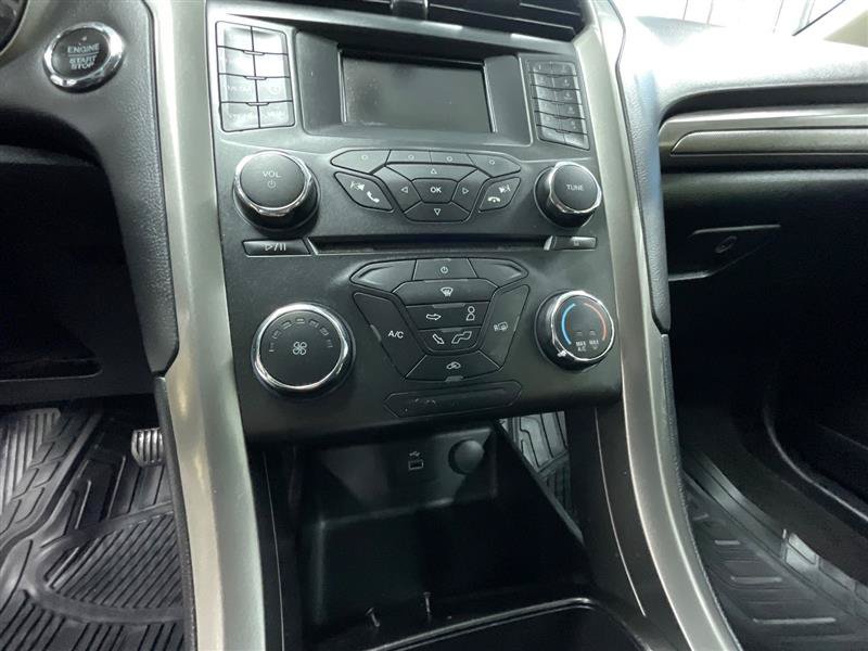 Used 2018 Ford Fusion SE FWD image 16