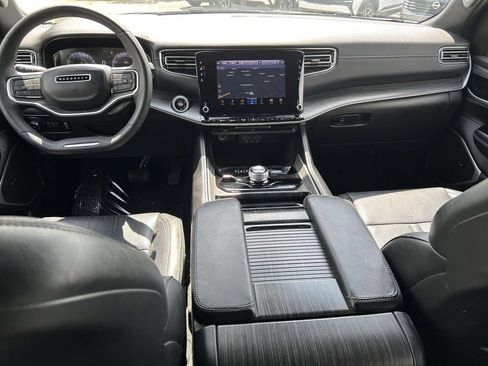 Used 2023 Jeep Wagoneer L Series II AWD/4WD image 16