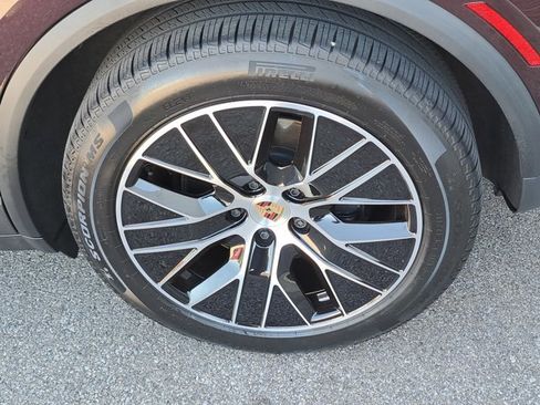 Certified 2025 Porsche Macan Electric image 13