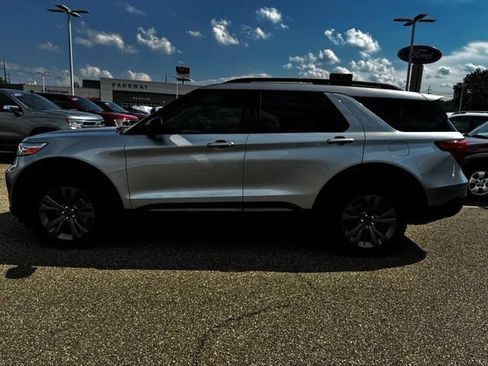 Used 2024 Ford Explorer XLT w/ Equipment Group 202A AWD/4WD image 4
