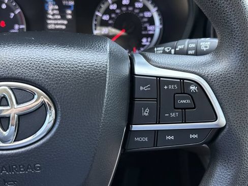 Used 2020 Toyota Highlander L FWD image 18