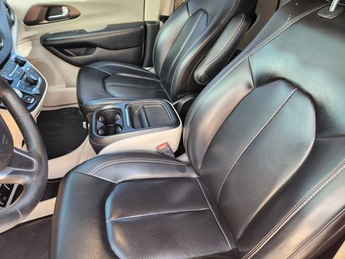 Used 2021 Chrysler Voyager Lxi image 9