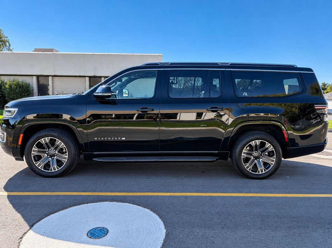 Used 2024 Jeep Wagoneer L Series II w/ Flexible Seating Group AWD/4WD image 2