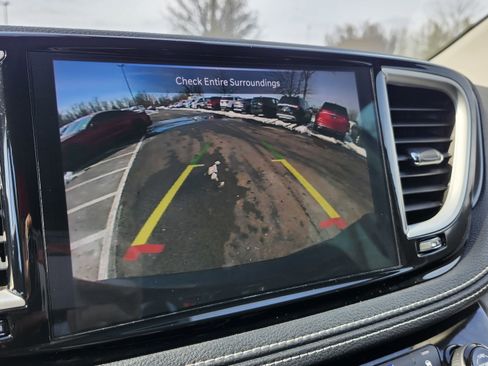 Used 2023 Chrysler Pacifica Touring-L image 2