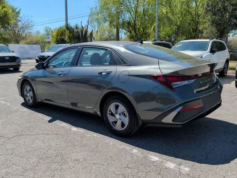 Used 2025 Hyundai Elantra SE image 4