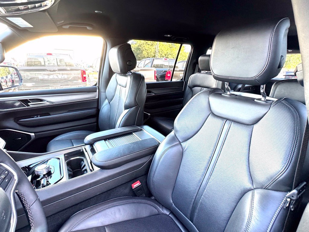 Used 2025 Jeep Wagoneer Series II AWD/4WD image 16