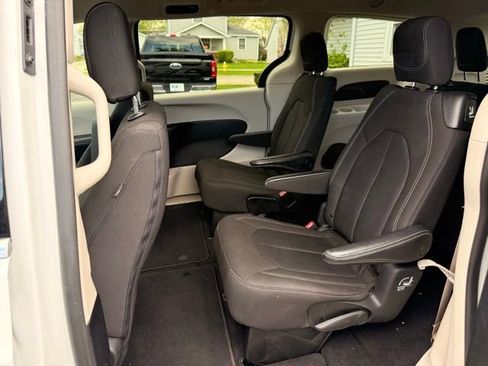 Used 2022 Chrysler Voyager LX image 5