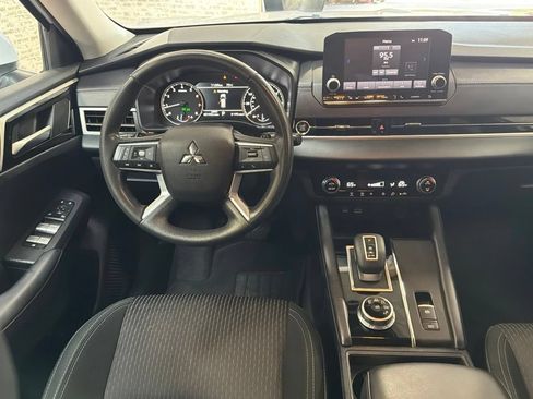 Used 2023 Mitsubishi Outlander ES FWD image 12