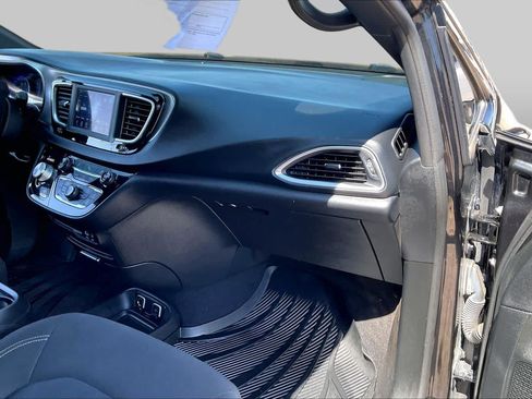 Used 2018 Chrysler Pacifica Touring Plus w/ S Appearance Package FWD image 17