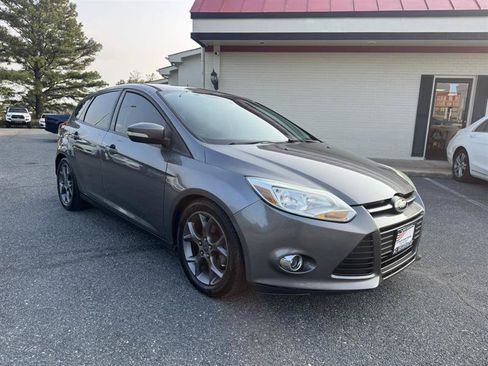 Used 2014 Ford Focus SE w/ Equipment Group 201A FWD image 3