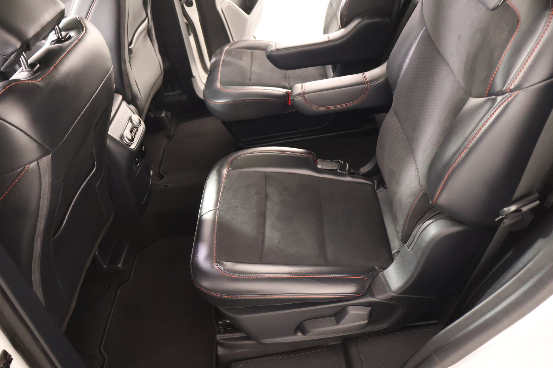 Used 2025 Ford Explorer ST AWD/4WD image 12