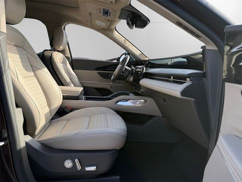 Used 2025 Lincoln Nautilus Reserve image 15