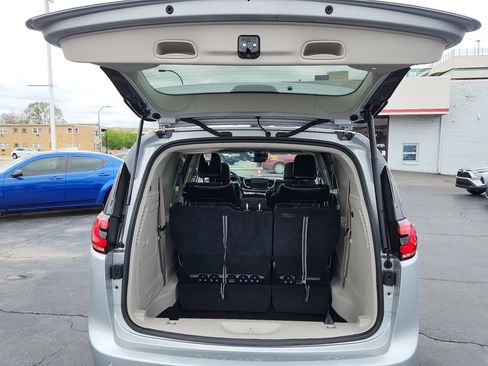 Used 2023 Chrysler Pacifica Limited image 27