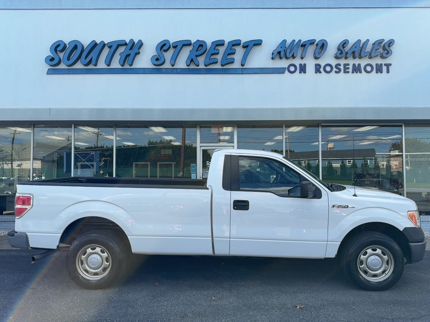 Used 2010 Ford F150 XL RWD image 1