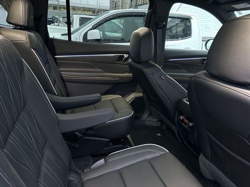 Used 2025 Buick Enclave Avenir image 9