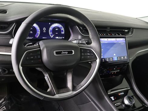 Used 2023 Jeep Grand Cherokee Limited image 24