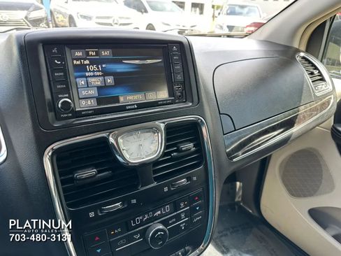 Used 2015 Chrysler Town & Country Touring FWD image 10