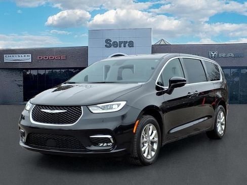 Used 2023 Chrysler Pacifica Touring-L image 3