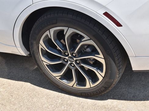 Used 2024 Lincoln Nautilus Reserve w/ Equipment Group 202A AWD/4WD image 12