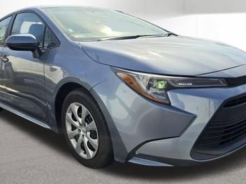 Used 2023 Toyota Corolla LE image 2
