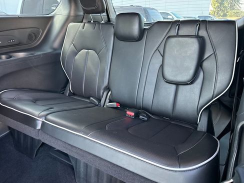 Used 2024 Chrysler Pacifica Limited w/ Uconnect Theater Family Group image 15
