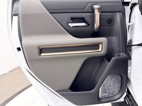 Used 2025 GMC Hummer EV 2X image 32