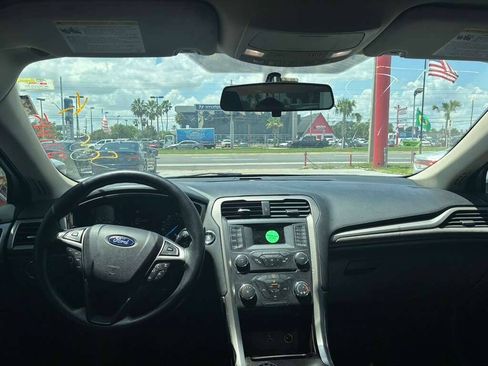 Used 2017 Ford Fusion SE FWD image 10