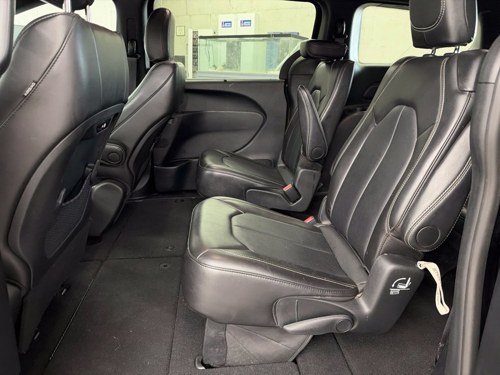 Used 2025 Chrysler Pacifica Select FWD image 6