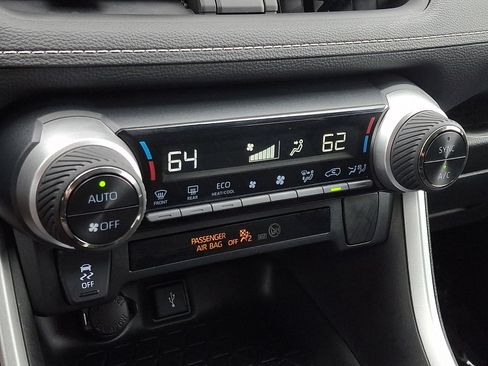 Used 2021 Toyota RAV4 XLE AWD/4WD image 15