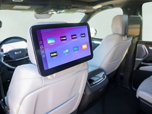 Used 2025 Cadillac Escalade Sport Platinum w/ LPO, Floor Liner Package AWD/4WD image 25