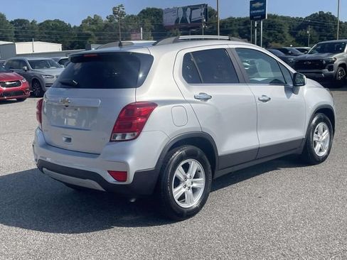Used 2020 Chevrolet Trax LT w/ LT Convenience Package FWD image 3