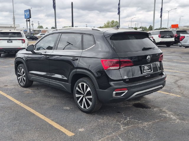 Used 2024 Volkswagen Taos SE w/ Panoramic Sunroof Package FWD image 5