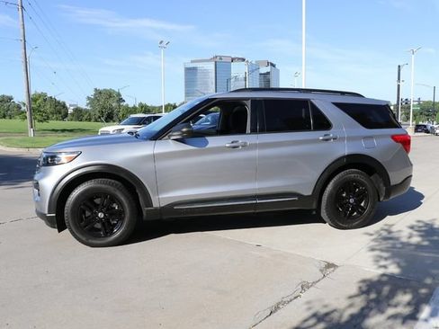 Used 2021 Ford Explorer XLT AWD/4WD image 4